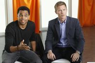 Common Law – Travis Marks (Michael Ealy, l.) und Wes Mitchell (Warren Kole, r.) sind Partner und zwei der besten Polizeibeamten im Los Angeles Police Department. Da die beiden so unterschiedlich sind wie man nur sein kann, kommt es verständlicherweise regelmäßig zu diversen Streitereien - die sich durch eine Partnertherapie aber einstellen sollen ...