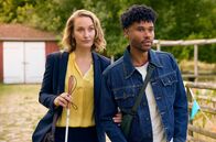 Die Heiland - Wir sind Anwalt – Nachdem in einer Kita der Streit zwischen zwei Kindern um eine Salami eskaliert ist, wendet sich der Erzieher Leroy Idris (Nyamandi Adrian, r.) an Romy Heiland (Christina Athenstädt, l.), da ihm vorgeworfen wird, ein Kind geschlagen zu haben.