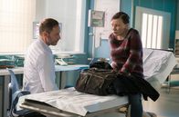 In aller Freundschaft – Jacky Wolff (Isabel Bongard) hat plötzlich sehr starke Schmerzen. Dr. Kai Hoffmann (Julian Weigend) ordnet umgehend ein CT an.; ARD/MDR IN ALLER FREUNDSCHAFT (1072), "Vollgas" Uhr im ERSTEN. Jacky Wolff (Isabel Bongard) hat plötzlich sehr starke Schmerzen. Dr. Kai Hoffmann (Julian Weigend) ordnet umgehend ein CT an.