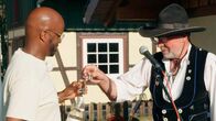 Yared kommt rum – Mit Zimmermann Reinhard Schrader wird feierlich angestoßen.