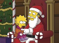 Die Simpsons – Es ist mal wieder Weihnachten in Springfield und Gil Gunderson (r.), der Dauerloser, hat sich bei einem Kaufhaus verdingt, um dort als Weihnachtsmann zu arbeiten. Das geht auch so lange gut, bis er Lisa (l.) einen Gefallen tun will und ihr eine besondere Puppe besorgt, die eigentlich schon ausverkauft ist ...