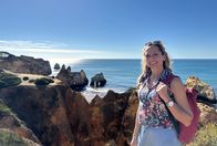 Wunderschön! – Mit rund 300 Sonnentagen im Jahr und über 130 traumhaften Stränden ist die Algarve eines der beliebtesten Urlaubsziele Europas. Von der eindrucksvollen Felsküste bis zur weniger bekannten Sandalgarve erkundet Tamina Kallert die facettenreiche Region im Süden Portugals. Tamina Kallert am „Praia da Falésia“, der das Ende der Felsalgarve markiert.