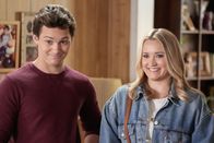 Young Sheldon – Georgie Cooper (Montana Jordan, l.); Mandy McAllister (Emily Osment, r.)