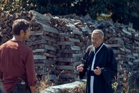SOKO Wien – Pater Posselt (Carl Achleitner, r.) erzählt Bezirksinspektor Klaus Lechner (Andreas Kiendl, l.), dass er die Tote schon über zehn Jahre kennt.