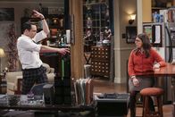 The Big Bang Theory – Sheldon (Jim Parsons, l.) legt sich mächtig ins Zeug: Aber wie kommt sein Balzverhalten bei Freundin Amy (Mayim Bialik, r.) an?