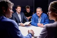 Die Rosenheim-Cops – Jan (Nicholas Reinke, l.) und Klara Kellermann (Silvia Maleen, r.) räumen den Ermittlern Hansen (Igor Jeftic, 2.v.l.), Mohr (Max Müller, M.) und Hofer (Joseph Hannesschläger, 2.v.r.) gegenüber ein, dass ihr Verhältnis zum Ermordeten etwas angespannt war.