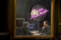Chez Krömer – „Chez Krömer“ öffnet auch 2022 seine Tür zum Verhörraum. Der scheint gemütlicher, als er ist. Im abgewetzten Amtsstuben-Flair ist Kurt Krömer Gastgeber und Unruhefaktor zugleich. Ob absurd-naive Fragen, böser Witz oder präziser Konter: Der Gast im Verhörraum ist dem unberechenbaren Krömer ausgeliefert. - Deniz Yücel zu Gast bei Kurt Krömer.