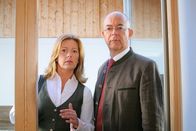 Die Rosenheim-Cops – Marie (Karin Thaler, l.) und Achtziger (Alexander Duda, r.) finden einen Komponisten ermordet in dessen Haus auf.