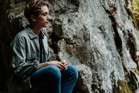 Völlig meschugge?! – Benny (Louis Guillaume) zieht sich zurück nach all dem Stress in der Schule und dem Streit mit Hamid und seinen Eltern.