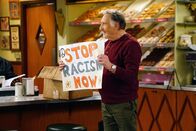 Superior Donuts – Eigentlich will sich Arthur (Judd Hirsch) auf keine Seite schlagen, doch dann zieht der Streit zwischen Franco und Fawz plötzlich weite Kreise und auch er muss Stellung zu einem ganz anderen Thema beziehen ...