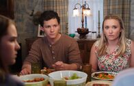 Young Sheldon – Georgie Cooper (Montana Jordan, l.); Mandy MacAllister (Emily Osment, r.)