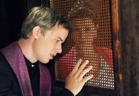 Sturm der Liebe – ARD STURM DER LIEBE FOLGE 1631 Uhr im ERSTEN. Pfarrer Martin (David Paryla, l.) gesteht Kira (Mareike Lindenmeyer, r.), dass sie die Liebe seines Lebens ist.