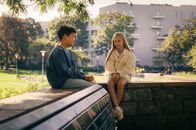 ECHT friends – Tom (Noah Bailey, l.) erzählt seiner besten Freundin Sunny (Leni-Sofie Rocek, r.) wie mies er sich damit fühlt, dass er solange mit seiner Beichte gewartet hat. Da will Sunny ihm helfen, ein Video - in dem er sich bei den anderen entschuldigt - aufzunehmen.
