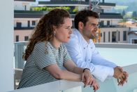 Einfach Elli – Auf der Dachterrasse der Klinik findet Dr. Jasper Graf (Lucas Reiber, r.) nach dem Verlust einer Patientin Trost bei Elli Kempfer (Klara Deutschmann, l.), die ihm beisteht.