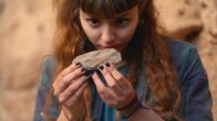 Katastrophen der Erdgeschichte – In der marokkanischen Grotte des Pigeons entdeckt die Archäologie-Doktorandin Meryem Benerradi Werkzeuge und Muschelperlen, die der Homo sapiens als Schmuck benutzt haben könnte.