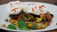 Zu Tisch ... – Zu Tisch Snowdonia – Wales Lauchkrapfen mit einer Paste aus Seegras, belegt mit pochierten Eiern Copyright: SRF/Berlin Producers/Axel Lischke