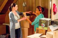 Grandfathered – (v.li.) Paget Brewster (Sara), Christina Milian (Vanessa).