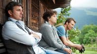 Der Bergdoktor – Liesbeth Gruber (Monika Baumgartner, M.) muss ihren Söhnen Martin (Hans Sigl, l.) und Hans (Heiko Ruprecht, r.) beichten, wie es um den Gruberhof bestellt ist.