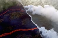 Planet der Vulkane – Luftaufnahme von zwei Lavaströmen, die sich nach dem Ausbruch des Kilauea auf Hawaii ins Meer ergießen