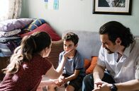 Eden – Elli (Elena Mavridou) und Alexandros (Theo Alexander) haben eine sehr schlechte Nachricht für ihren Sohn.