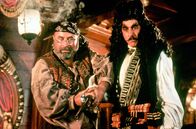 Hook – v.li.: Sam (Bob Hoskins), Kapitän Hook (Dustin Hoffman).