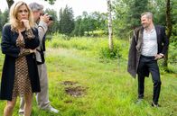 Sturm der Liebe – Erik (Sven Waasner, r., mit Tanja Lanäus, l. und Pablo Sprungala, M.) kommt als Fotomodel nicht zurecht und bricht die Session ab.