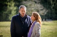 Sturm der Liebe – Alexandra (Daniela Kiefer, r.) motiviert Christoph (Dieter Bach, l.), seinen Rachefeldzug gegen Markus einzustellen.