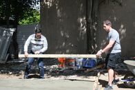 Die Super-Makler - Top oder Flop? – Müssen tatkräftig anpacken: Tarek El Moussa (r.) und Jessie Rodriguez (l.) ...