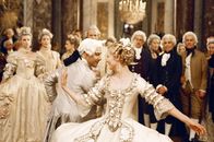 Marie Antoinette – Das frisch getraute Paar eröffnet den Tanz: Louis XVI (Jason Schwartzman, Mitte l.) und Marie-Antoinette (Kirsten Dunst, Mitte r.) ...