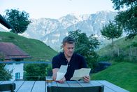 Einfach Elli – Nach Jahren erhält Dr. Mark Sorell (Marcus Mittermeier) endlich den Brief von Louise, der ihn unerwartet tief trifft - und frühere Entscheidungen infrage stellt.
