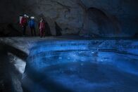Bergwelten – Rudi, Georg und Alois Rettenbacher vor dem Eissee