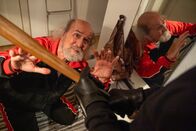Aktenzeichen XY ... ungelöst – Ein 80-Jähriger wird am Silvesterabend in der eigenen Wohnung von zwei Männern überrascht. Er ist der Gewalt des Duos hilflos ausgeliefert.