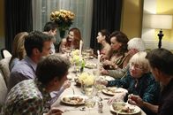 Desperate Housewives – Eine Dinnerparty zu Ehren einer Hausfrau: (vorne l. nach vorne r.) Lee (Kevin Rahm), Bob (Tuc Watkins), Lynette (Felicity Huffman), Chuck (Jonathan Cake), Bree (Marcia Cross), Gabrielle (Eva Longoria), Renee (Vanessa Williams), Roy (Orson Bean), Karen (Kathryn Joosten) und Mike (James Denton) ...