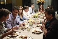 Desperate Housewives – Susan zieht wieder zurück in die Wisteria Lane und ihr zu Ehren veranstalten die Bewohner der Straße eine große Dinnerparty: (v.l.n.r.) Lee (Kevin Rahm), Bob (Tuc Watkins), Lynette (Felicity Huffman), Tom (Doug Savant), Chuck (Jonathan Cake), Bree (Marcia Cross) und Mike (James Denton) ...