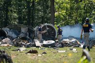 Mayday - Alarm im Cockpit – REENACTMENT - NTSB Investigator Joe Sedor (played by Jason Faulkner) and a NTSB Crash Investigator examine the wreckage of downed Comair Flight 5191 and inspect closely one of the turbine engines. (Cineflix 2020/Darren Goldstein)