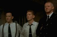 The Green Mile – Obwohl Dean (Barry Pepper, M.), Brutus Howell (David Morse, r.) und Paul (Tom Hanks, l.) bereits seit langem im Todestrakt eines Gefängnisses arbeiten, gerät ihr Leben eines Tages total durcheinander ...