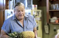 50 erste Dates – Lucy leidet unter dem Verlust ihres Kurzzeitgedächtnisses und durchlebt - dank der Bemühungen von Vater (Blake Clark) und Bruder - seit über einem Jahr immer wieder denselben Tag ...