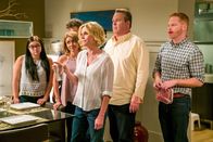 Modern Family – L-R: Alex Dunphy (Ariel Winter), Haley Dunphy (Sarah Hyland), Claire Dunphy (Julie Bowen), Cameron Tucker (Eric Stonestreet) and Mitchell Pritchett (Jesse Tyler Ferguson)