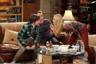 The Big Bang Theory – Während Priya möchte, dass Penny (Kaley Cuoco, r.) nicht mehr so oft bei Leonard in der Wohnung ist, treibt, Howard (Simon Helberg, l.) Sheldon (Jim Parsons, M.) mit einem Kartentrick in den Wahnsinn ...