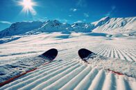 Ski alpin: Weltcup – Skis in snow at Mountains