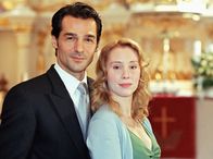 Wen die Liebe trifft ... – Franka (Franziska Petri) hat sich unsterblich in den verheirateten Porzellandesigner Luca (Erol Sander) verliebt.