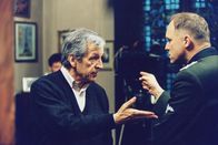 Der Stellvertreter – Regisseur Costa-Gavras (li.) mit Ulrich Tukur (re.) in der Rolle des Kurt Gerstein