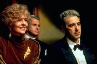 Der Pate 3 – Kay Adams Mitcheson (Diane Keaton) und Don Michael Corleone (Al Pacino, r.) genießen die Oper