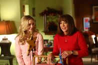 The Middle – Frankie (Patricia Heaton, r.) ringt mit April (Greer Grammer, l.) um Axls Aufmerksamkeit, als es darum geht, wo er Thanksgiving verbringt ...