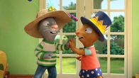 Pip und Posy – Posy staffiert sich selbst und Pip mit extrem verzierten Hüten aus.