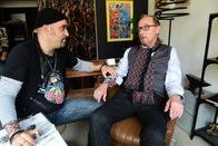München Mord – Schaller (Alexander Held, r.) sitzt eigentlich nur beim Tätowierer (Thomas Schwendemann, l.), um durch seine große Schaufensterscheibe in Ruhe den Hauseingang von Anita Jandl zu observieren.