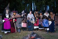 Checker Tobi – Checker Tobi mit Julia Stadlers Hexengruppe im Bayerischen Wald.