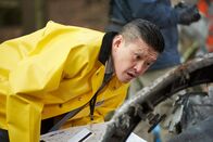 Mayday - Alarm im Cockpit – Ein KAIB-Ermittler (gespielt von Daniel Park) untersucht das Wrack von Flug 129 der Air China.