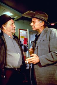 Columbo – Inspektor Columbo arbeitet beim Morddezernat in Los Angeles, hat ein Glasauge, fährt ein altes Auto, raucht Zigarre, trägt einen zerknitterten Trenchcoat und wirkt stets zerstreut. Doch hinter diesen Marotten versteckt sich ein genialer Ermittler, der auf ganz eigene Art jeden Mörder überführt.