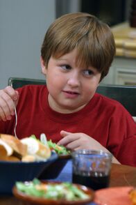 Two and a Half Men – Jake (Angus T. Jones) ist vom neuen Freund seiner Mutter sehr beeindruckt und spricht nur in den höchsten Tönen von ihm. Alan fürchtet, sein Sohn könne sich von ihm abwenden und versucht, mit dem Nebenbuhler mitzuhalten ...